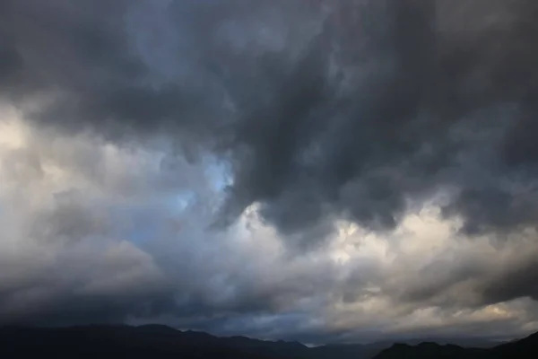Темное Небо Облаками Дождя — стоковое фото