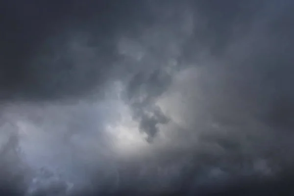 Langit Gelap Dengan Awan Hujan — Stok Foto