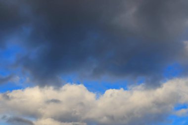 Beyaz bulutlu mavi gökyüzü