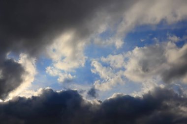 Beyaz bulutlu mavi gökyüzü