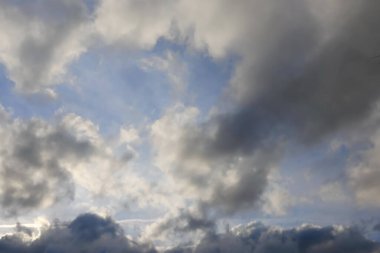 Beyaz bulutlu mavi gökyüzü