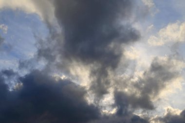 Beyaz bulutlu mavi gökyüzü