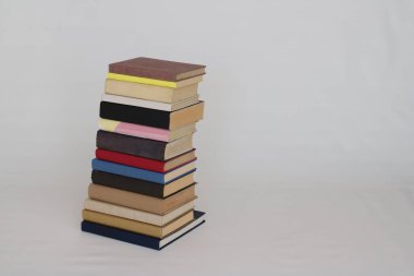Beyaz arkaplan üzerine kitap yığını