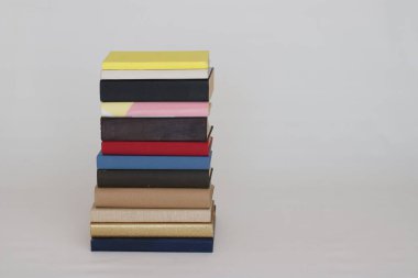 Beyaz arkaplan üzerine kitap yığını