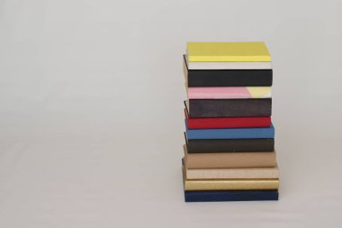 Beyaz arkaplan üzerine kitap yığını