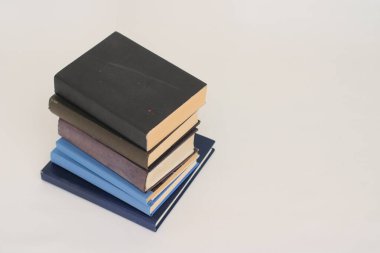 Beyaz arkaplan üzerine kitap yığını