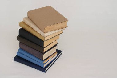 Beyaz arkaplan üzerine kitap yığını