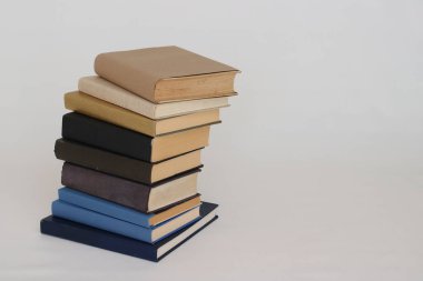 Beyaz arkaplan üzerine kitap yığını
