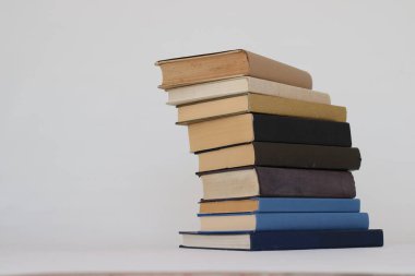 Beyaz arkaplan üzerine kitap yığını