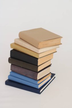 Beyaz arkaplan üzerine kitap yığını