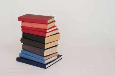 Beyaz arkaplan üzerine kitap yığını