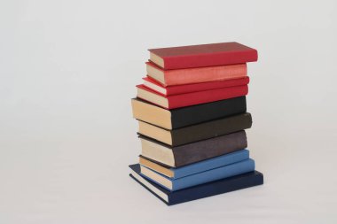 Beyaz arkaplan üzerine kitap yığını