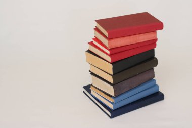 Beyaz arkaplan üzerine kitap yığını