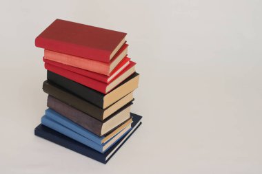 Beyaz arkaplan üzerine kitap yığını