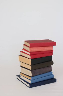 Beyaz arkaplan üzerine kitap yığını