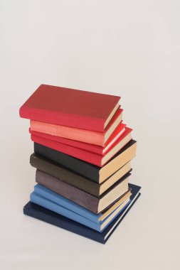 Beyaz arkaplan üzerine kitap yığını