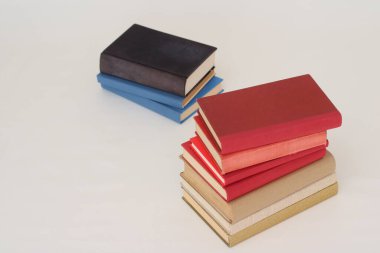 Beyaz arkaplan üzerine kitap yığını
