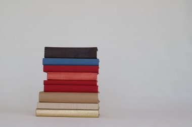 Beyaz arkaplan üzerine kitap yığını
