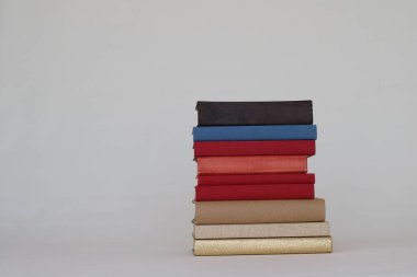 Beyaz arkaplan üzerine kitap yığını