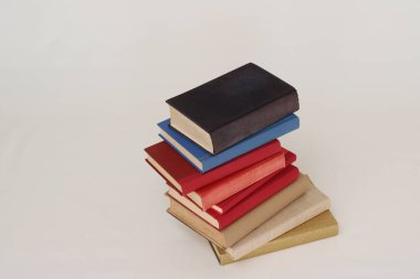 Beyaz arkaplan üzerine kitap yığını