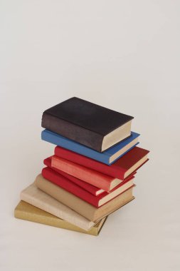 Beyaz arkaplan üzerine kitap yığını