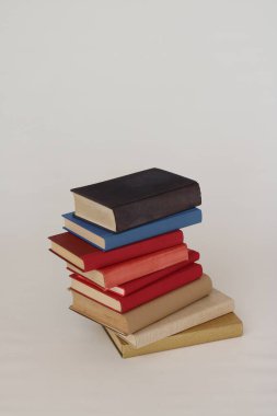 Beyaz arkaplan üzerine kitap yığını