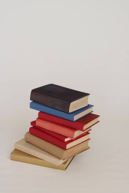Beyaz arkaplan üzerine kitap yığını