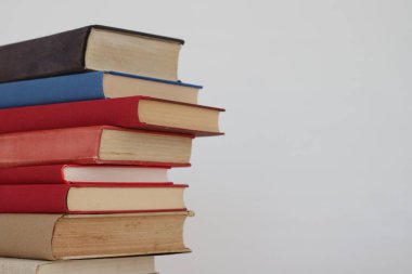 Beyaz arkaplan üzerine kitap yığını
