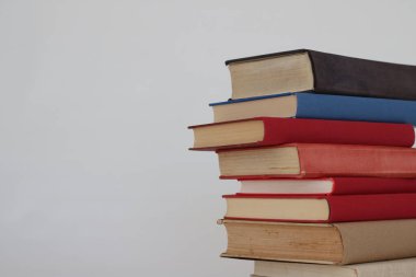 Beyaz arkaplan üzerine kitap yığını