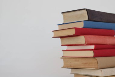 Beyaz arkaplan üzerine kitap yığını