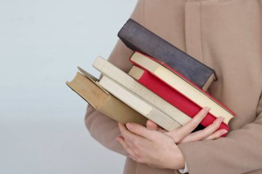 Kitapları elinde tutan güzel bir kız.