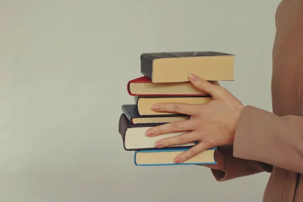 Una Joven Hermosa Sosteniendo Libros Sus Manos — Foto de Stock