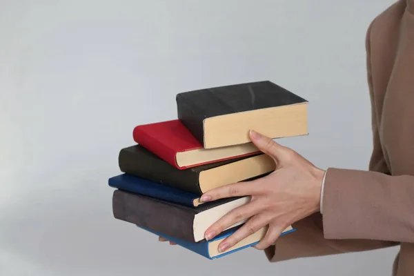 Kitapları elinde tutan güzel bir kız.