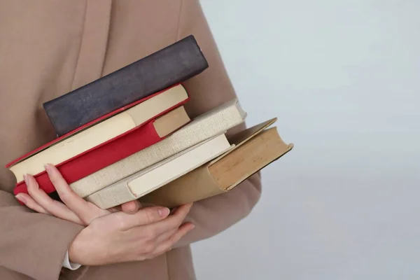 Uma Jovem Menina Bonita Segurando Livros Suas Mãos — Fotografia de Stock