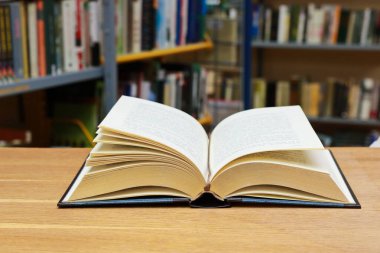 Kütüphanede masada kitap aç