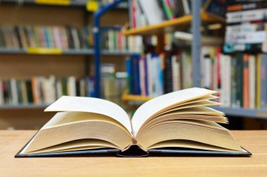 Kütüphanede masada kitap aç