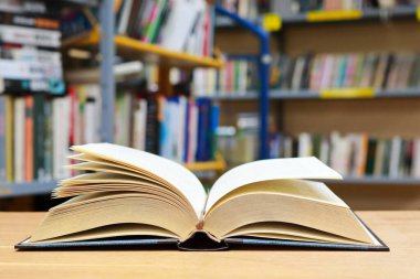 Kütüphanede masada kitap aç