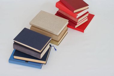 Beyaz üzerine kitap yığını