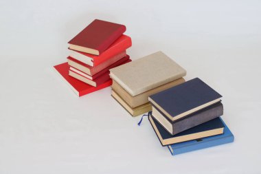 Beyaz üzerine kitap yığını
