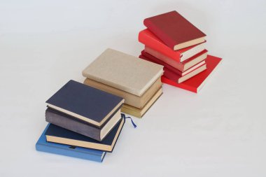 Beyaz üzerine kitap yığını