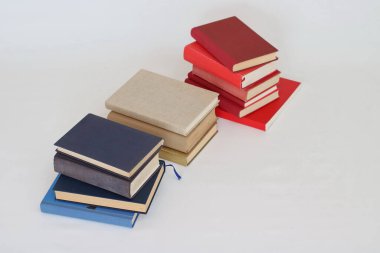 Beyaz üzerine kitap yığını