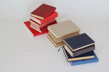 Beyaz üzerine kitap yığını