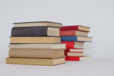 Beyaz üzerine kitap yığını