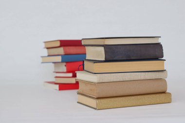 Beyaz üzerine kitap yığını