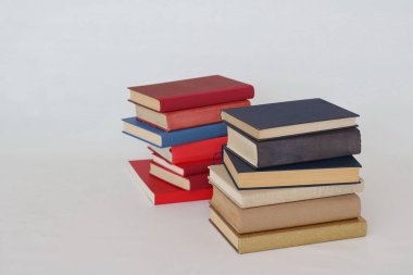 Beyaz üzerine kitap yığını