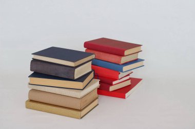 Beyaz üzerine kitap yığını