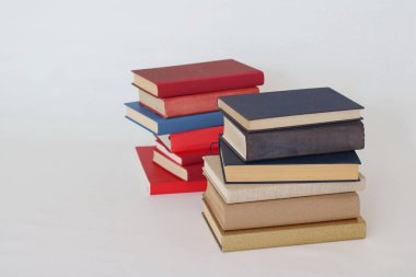 Beyaz üzerine kitap yığını