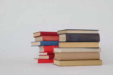 Beyaz üzerine kitap yığını