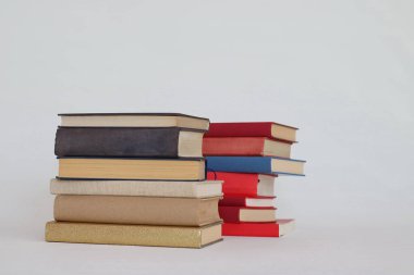 Beyaz üzerine kitap yığını