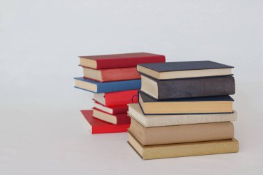 Beyaz üzerine kitap yığını